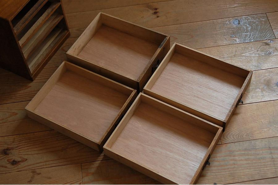 Thumbnail: 手掛付き品名差しの４杯小引き出し