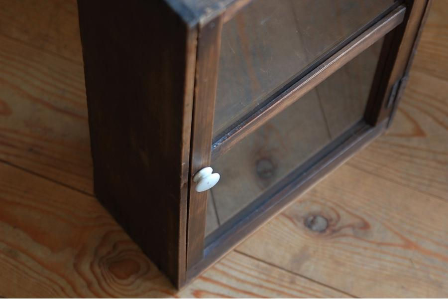 Thumbnail: 小さな壁掛けガラス扉収納棚