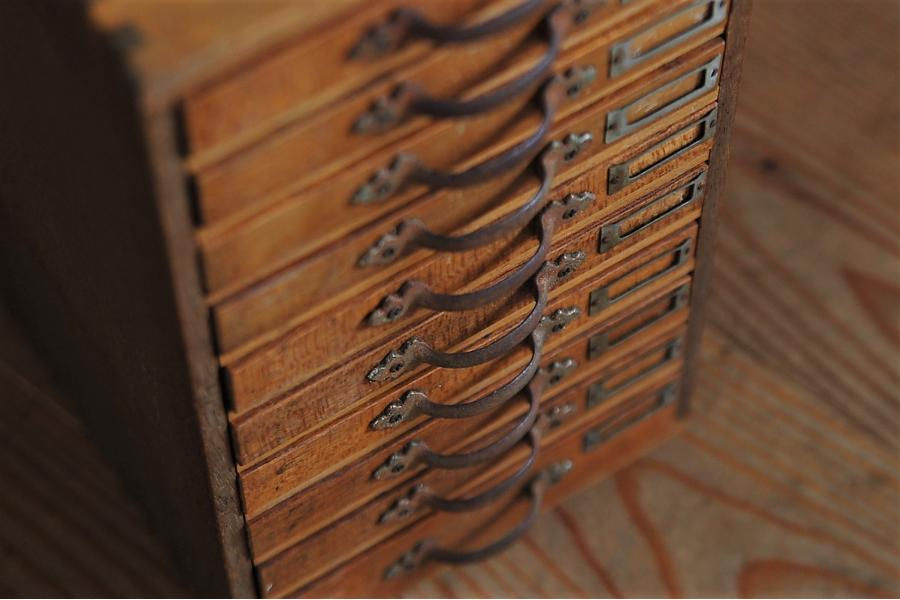 Thumbnail: 小ぶりな10杯小引き出し