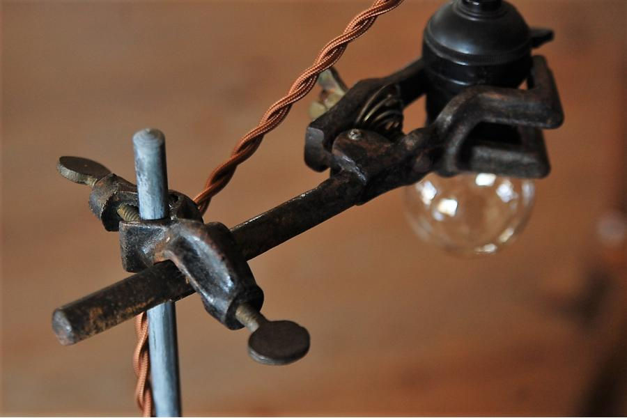 Thumbnail: フラスコスタンドのデスクライト