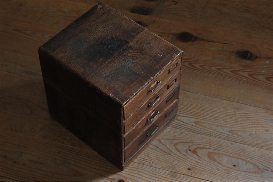 Thumbnail: 品名差しの付いた４杯の小引き出し