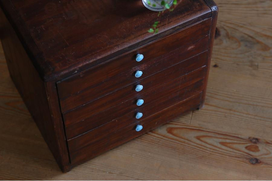 Thumbnail: 水色つまみの小引き出し