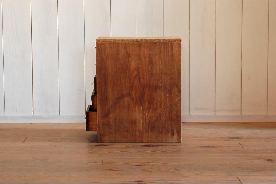 Thumbnail: 品名差しの付いた５杯の小引き出し