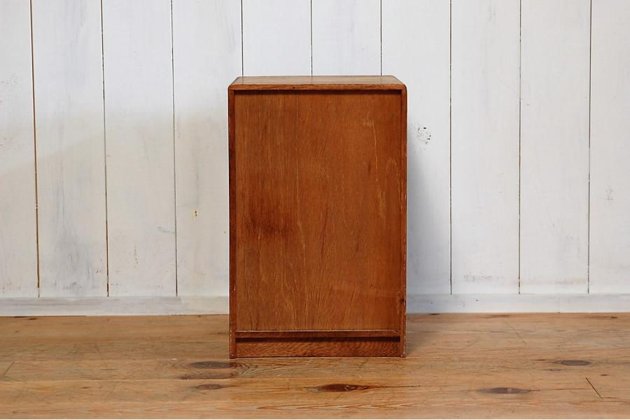 Thumbnail: 古い５杯の小引き出し