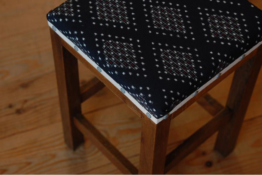 Thumbnail: 古い木製スツール