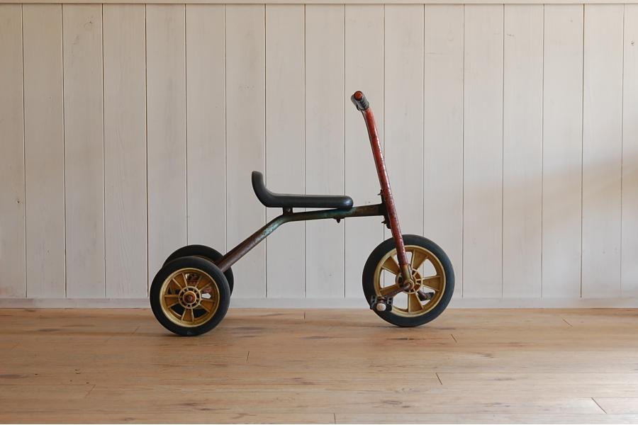 Thumbnail: 幼稚園の三輪車