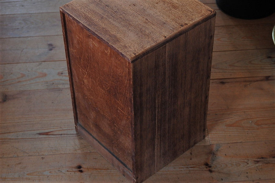 Thumbnail: 白いつまみの6杯小引き出し