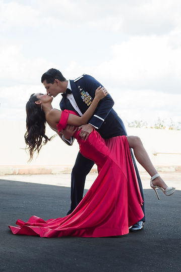 couple portrait kissing