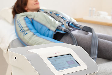 Frau erhält Ballancer Lymphmassage