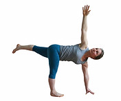 Angela Redtenbacher in Parivrtta Ardha Chandrasana (Gedrehte Halbmondstellung)