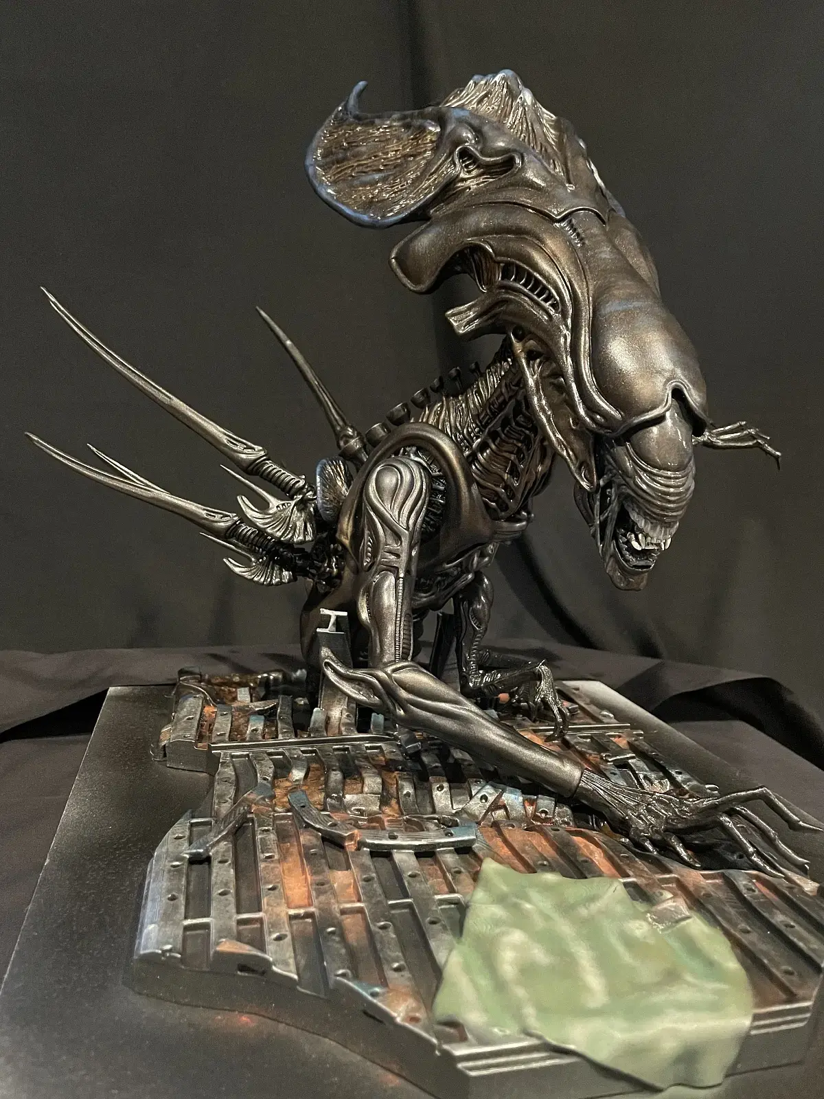 UNPAINTED Alien Queen