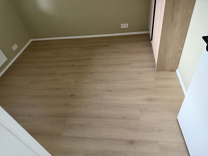 Harðparket lagt með hvítum listum á herbergi