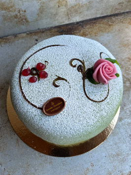 Den klassiska prinsesstårtan. Sockerkaksbotten, vaniljkräm, grädde med marsipanöverdrag. Annan färg än grön kan finnas vid vissa högtider, eller ordnas på beställning.