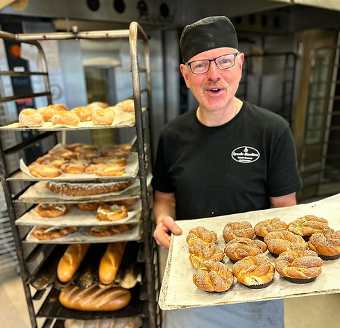 bagaren magnus visar upp nybakade bullar i lokala bageriet i tumba