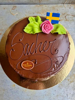 Finns i 12 bitar. Chokladbottnar,
aprikossylt, chokladtryffel och mörk choklad.