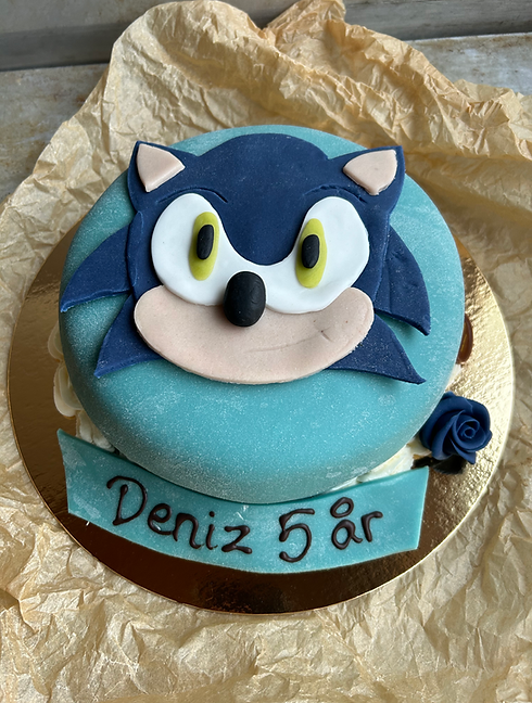 Figurtårta bakad åt deniz 5 år föreställande sonic i marsipan