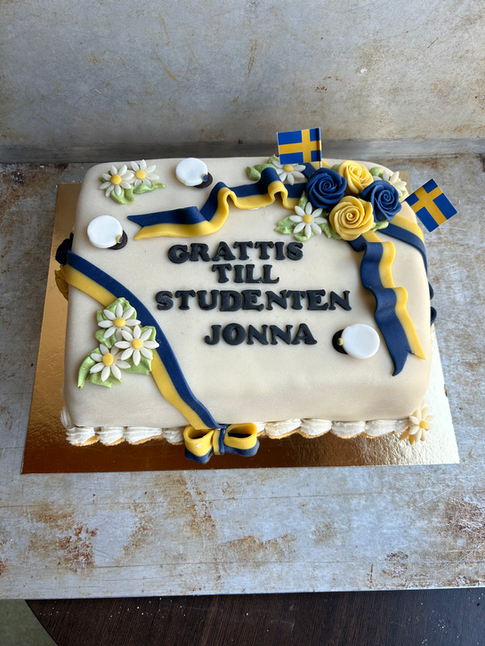 Rektangulär studenttårta med personligt namn och dekoration