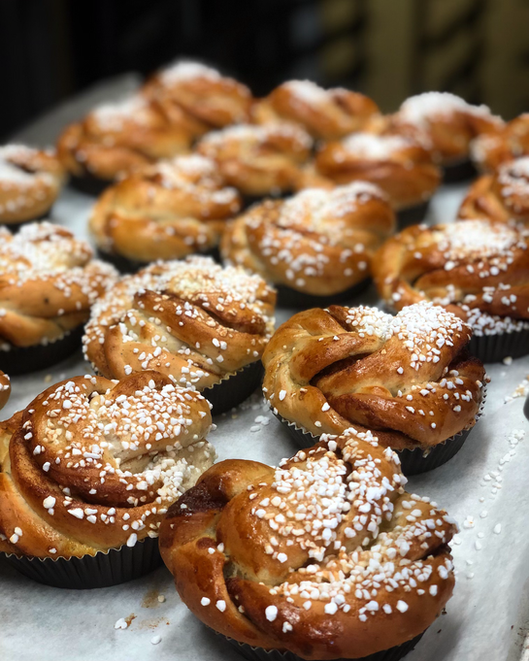 Nygräddade kanelbullar