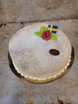 Nötmarängbottnar med gräddkräm och vitt marsipanöverdrag. Flera färger kan ordnas. Fråga oss!