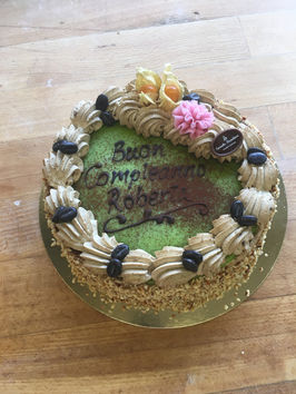 Nötmarängbottnar, moccagrädde,
rostade nötter och marsipan.