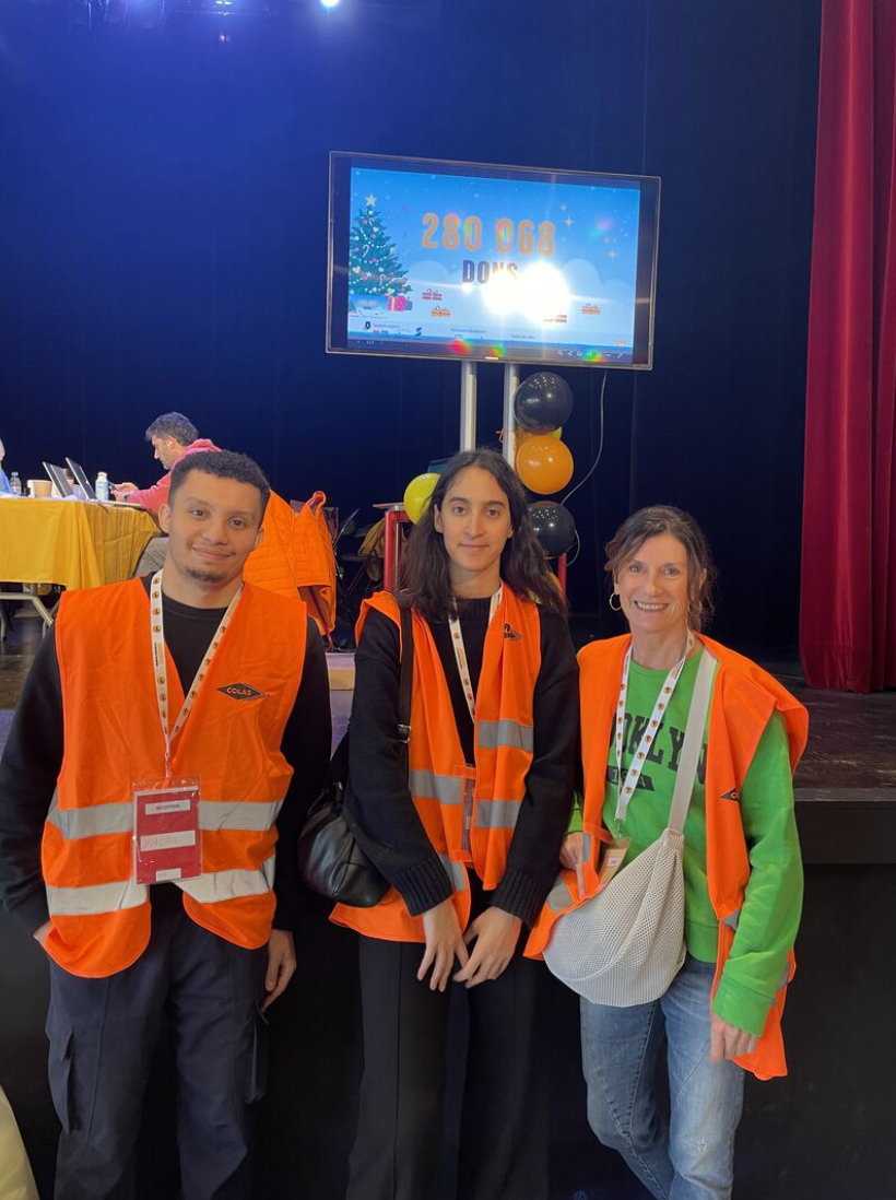 De gauche à droite : nos champion(ne)s Yacine El-Balaouy, Chloé Forgeaux et Valérie Loisel (My Hospitel) à la collecte du Noël Solidaire de l'association Suricates Les Sentinelles Solidaires