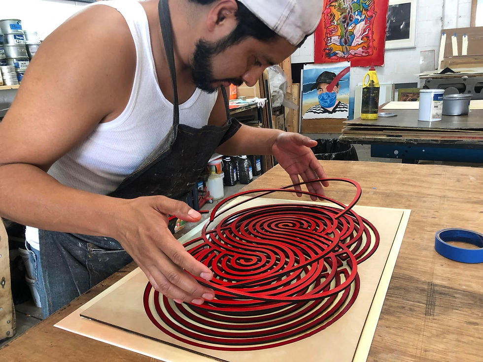 Armando las placas de Homenaje a Rojo