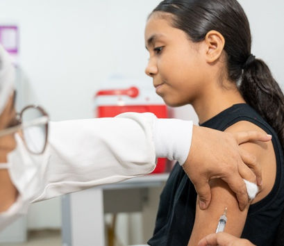 Jovens de 15 a 19 anos podem se vacinar contra o HPV até dezembro