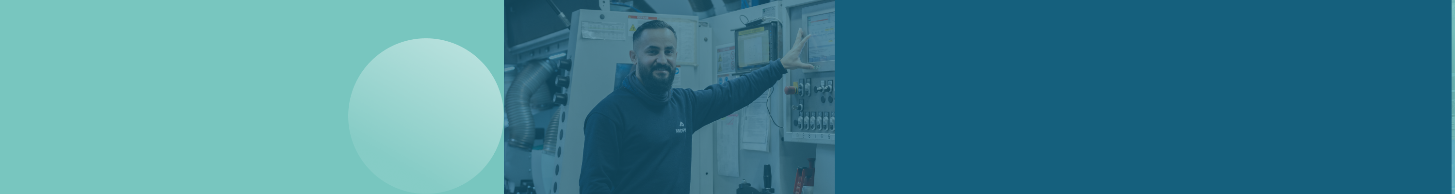 Mitarbeiter steht an einem Profilautomaten vor dem Bildschirmm zum Einrüsten der Maschine.