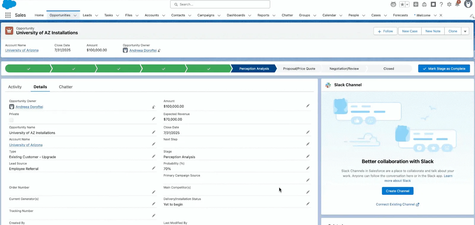 Giao diện Salesforce hiển thị cơ hội bán hàng cho "Cơ sở lắp đặt tại Đại học AZ" kèm theo thông tin chi tiết và chương trình khuyến mãi