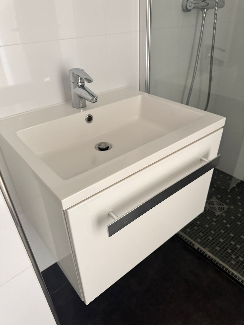 Thumbnail: Meuble de salle de bain et lavabo.