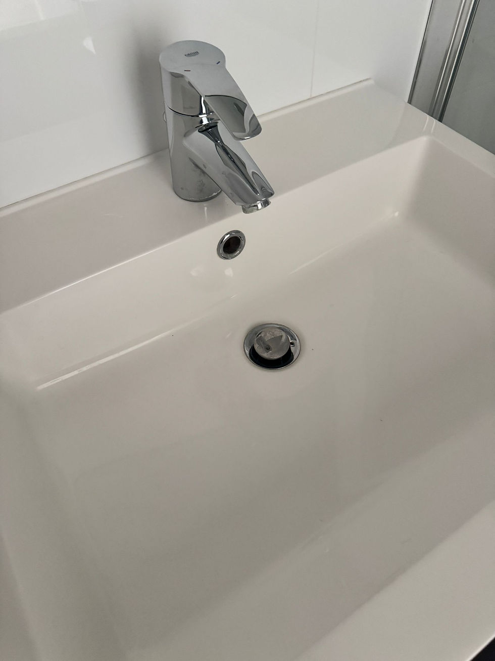 Thumbnail: Meuble de salle de bain et lavabo.