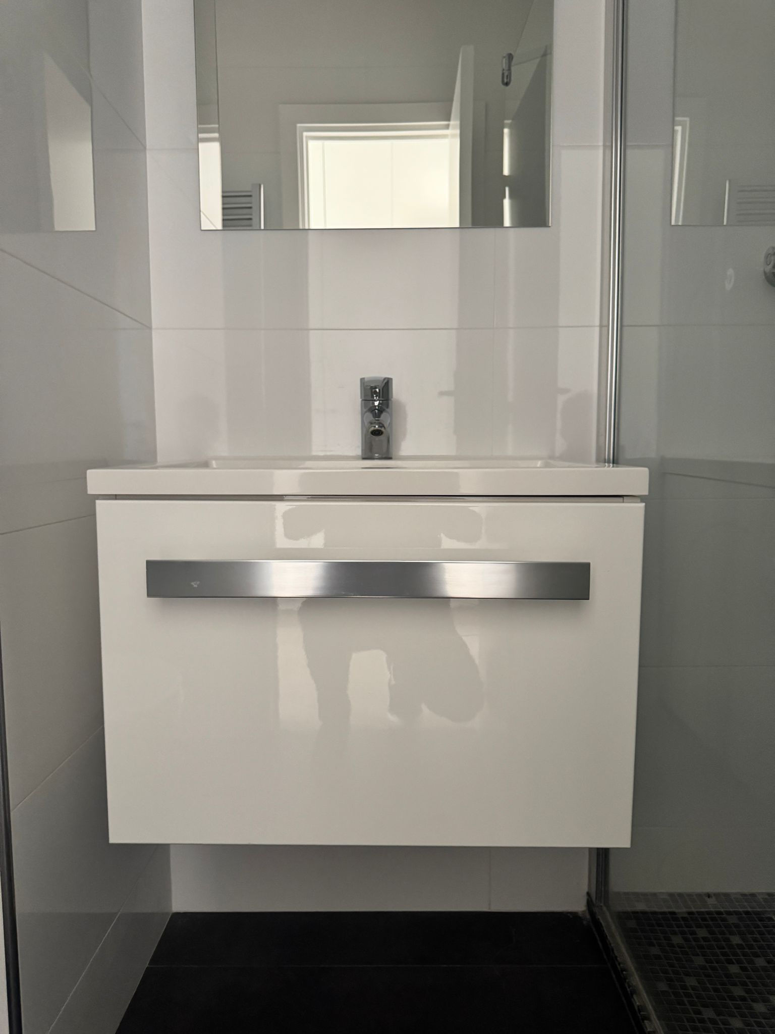 Meuble de salle de bain et lavabo.