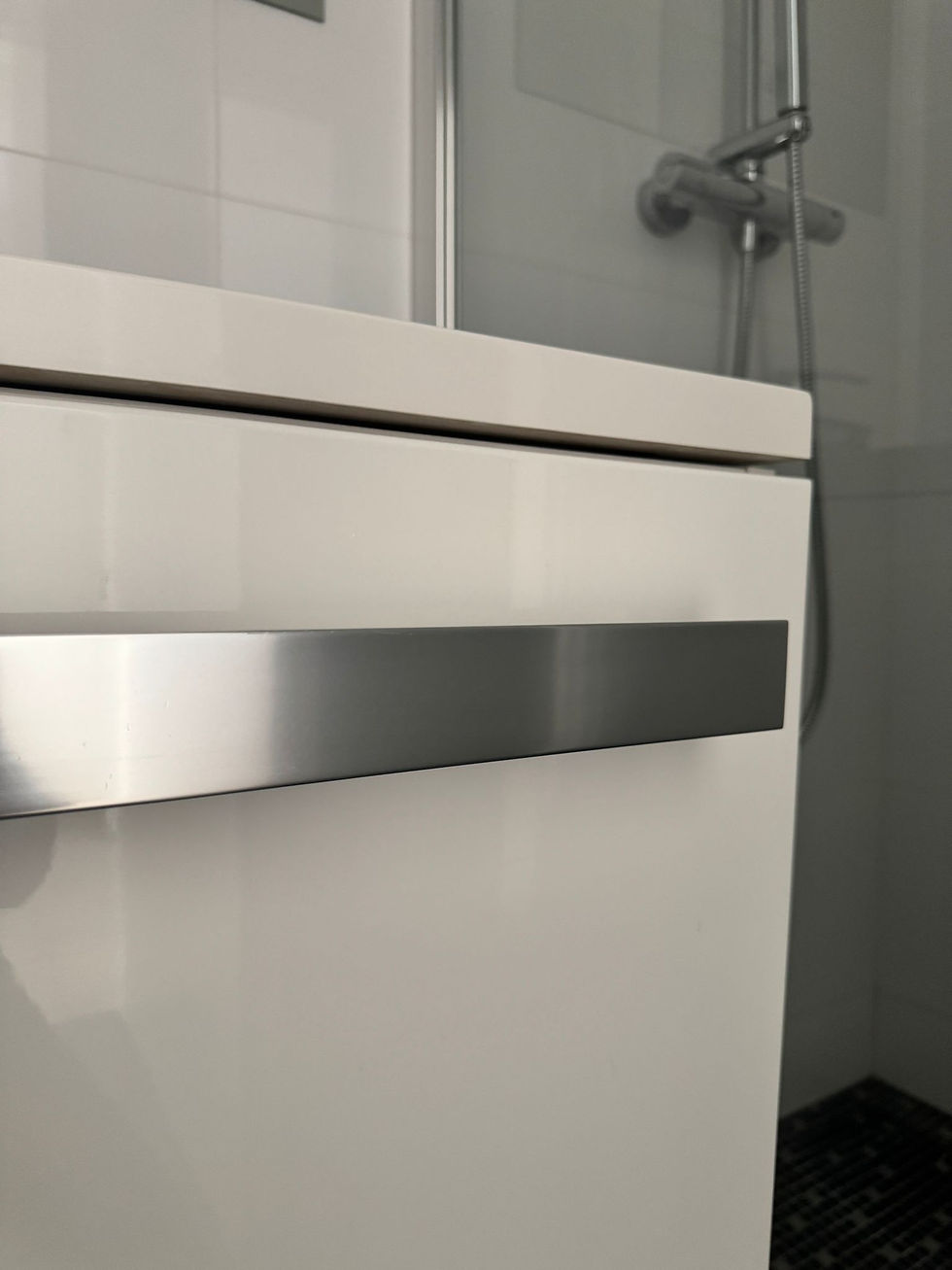 Thumbnail: Meuble de salle de bain et lavabo.
