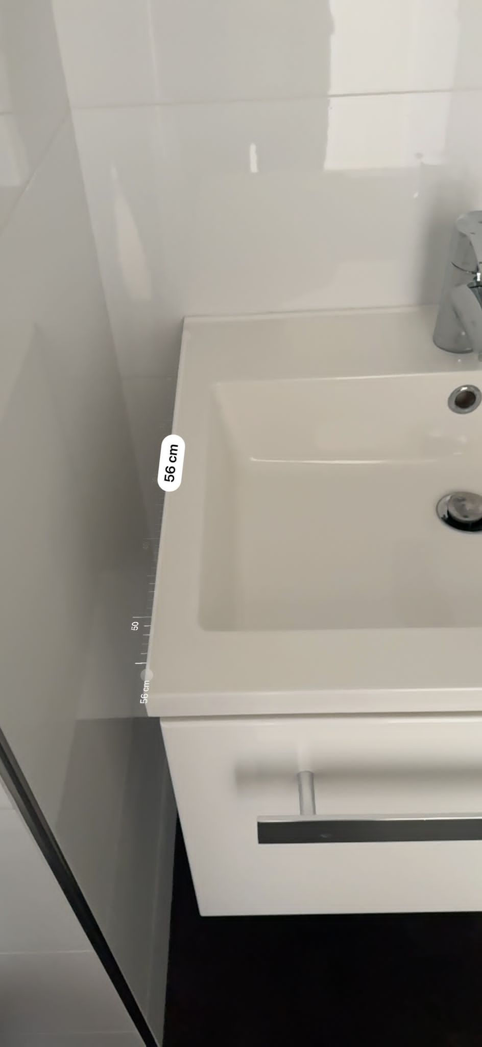 Thumbnail: Meuble de salle de bain et lavabo.
