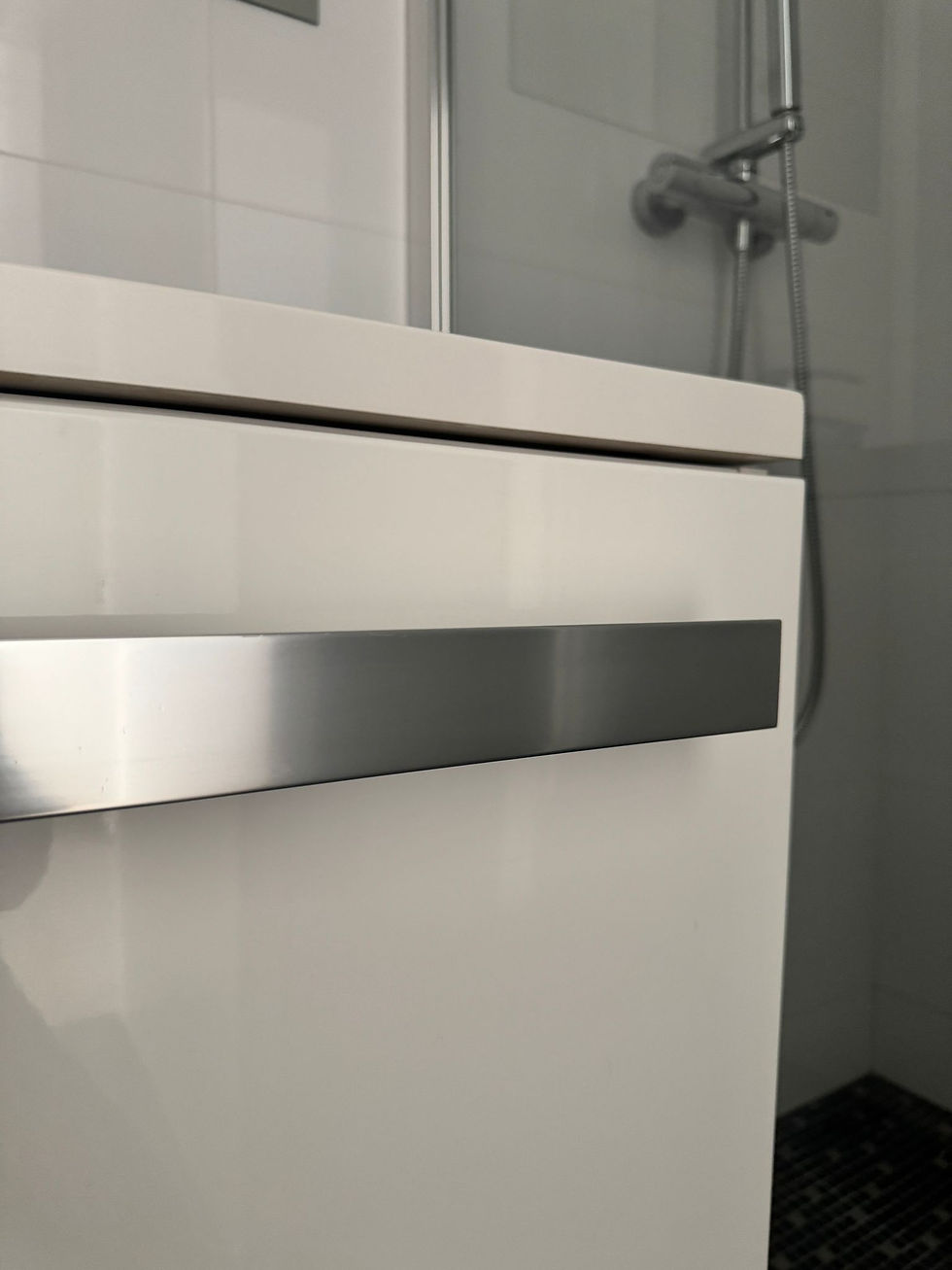 Thumbnail: Meuble de salle de bain et lavabo.