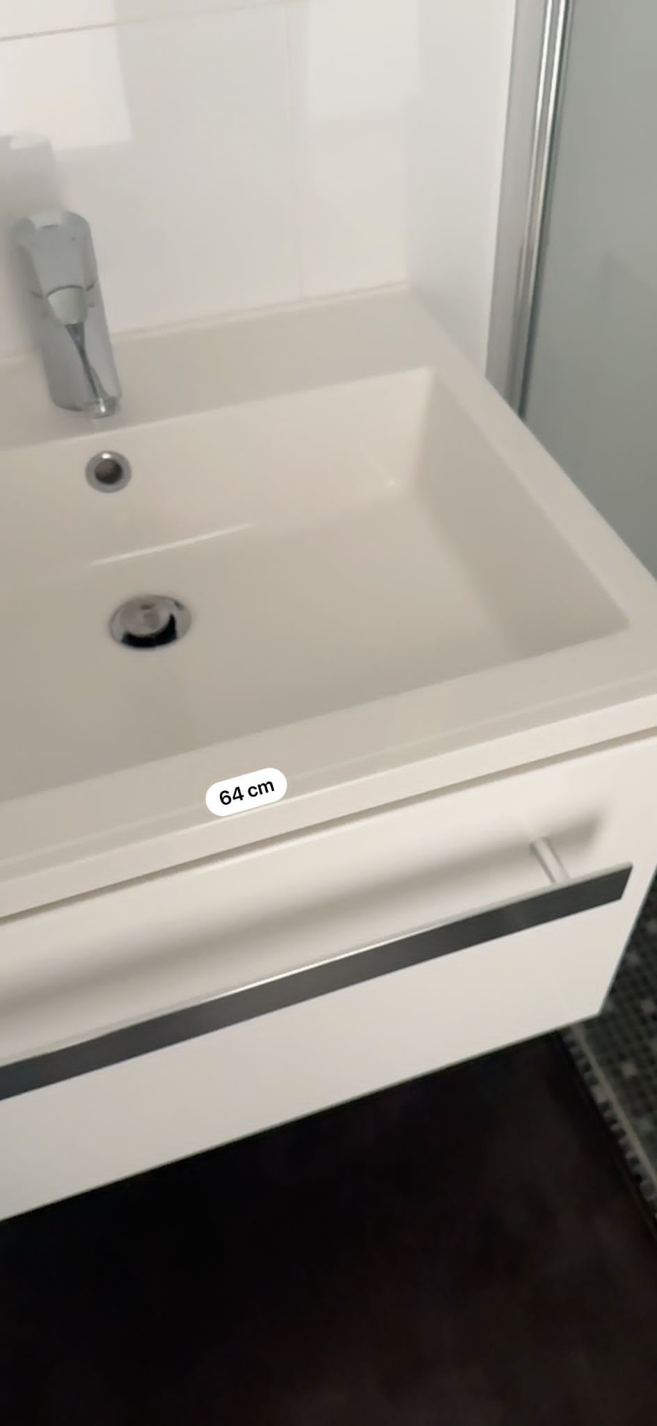 Thumbnail: Meuble de salle de bain et lavabo.
