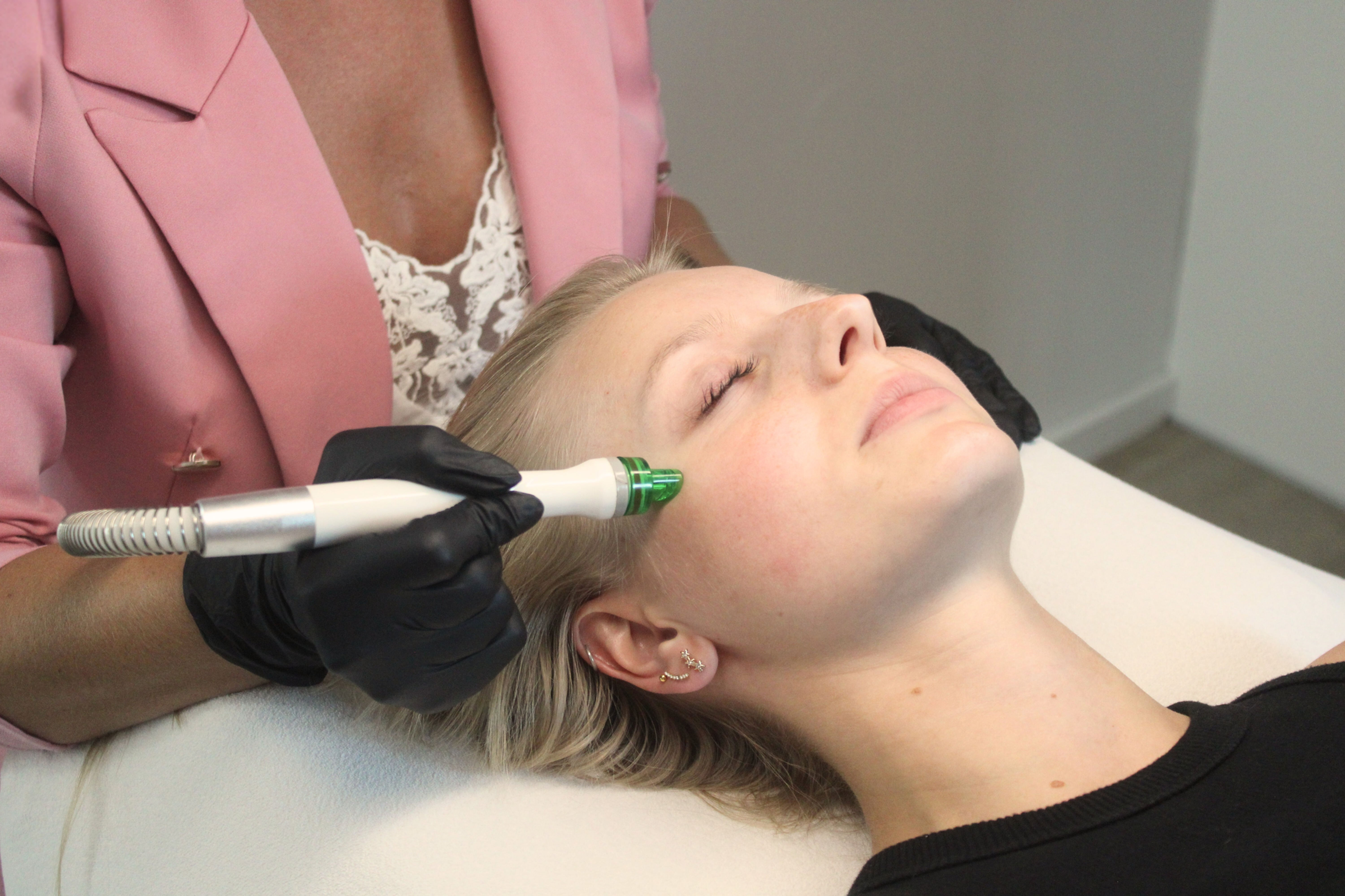 Hydrafacial gezichtsbehandeling bij Mavi Clinique in Brasschaat voor diepe reiniging en hydratatie.