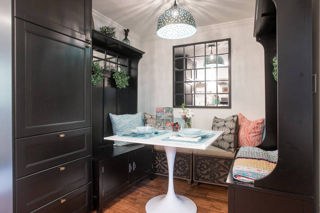 Owl Airbnb Cozy Dining Nook