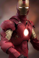 Cosplay réaliste d’Iron Man par un cosplayeur marocain. L’armure rouge et or est détaillée, avec un réacteur lumineux au centre de la poitrine et des yeux éclairés, donnant un effet puissant et cinématographique.