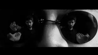 reflet symétrique dans les lunettes noires d’un personnage