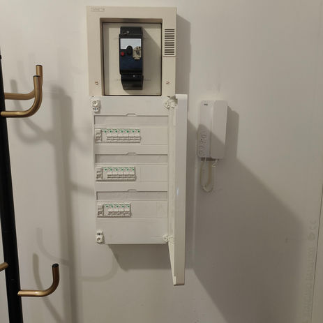 Tableau électrique GTL encastré portes ouvertes installation Argenteuil
