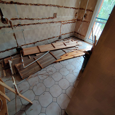 Chambre mansardée avant avec poutres sol OSB et chantier lourd démolition - Travaux aménagement combles Val d'Oise
