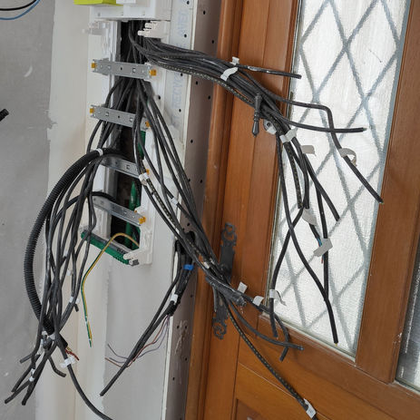 Faisceau câbles électriques regroupés chantier rénovation Argenteuil 95
