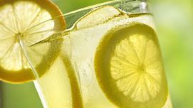 Beneficios de tomar agua de limón en ayunas