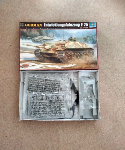 Trumpeter German Entwicklungsfahrzeug E 25 1 35 Scale No 00383