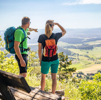 Wanderer genießen den Fernblick von einem Berg in der Nähe des Johannesbachklamm Chalets, ideal für tolle Wandertouren in der Region.