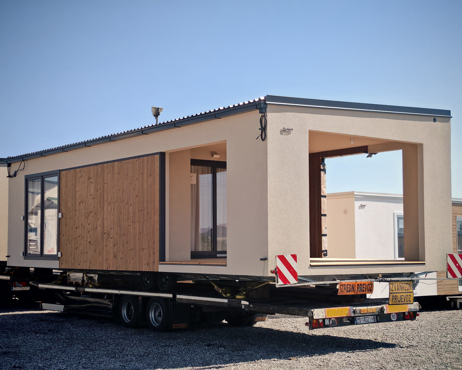 Schwertransport eines ViNord Tiny House Integri-Moduls auf einem Spezial-LKW in Österreich
