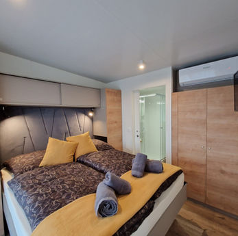 Ansicht des romantischen Schlafzimmers im Johannesbachklamm Chalet in Würflach mit elegantem Interieur und Fernblick