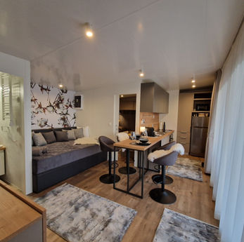 Moderne Küche und stilvoller Esstisch im Johannesbachklamm Chalet - Perfekt für gemeinsame Mahlzeiten und Genussmomente