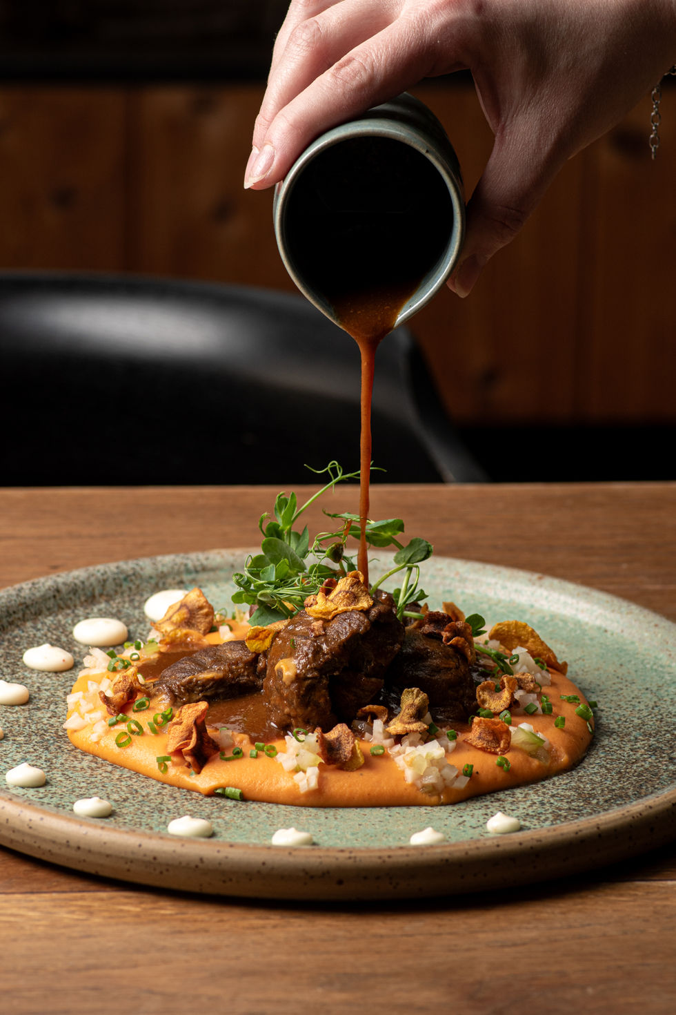 polivanje jedi z omako, fotografiranje za restavracije